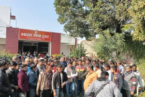 Bareilly: संविदा कर्मचारियों ने किया विरोध प्रदर्शन, डॉ अरुण कुमार बोले- सीएम से करेंगे बात