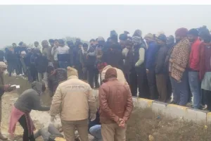 रायबरेली: संदिग्ध परिस्थितियों में सड़क किनारे मिला शिक्षक का शव, जांच में जुटी पुलिस