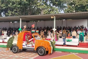 मुरादाबाद: गणतंत्र दिवस पर पुलिस लाइन में मंडलायुक्त ने किया ध्वजारोहण, परेड की सलामी ली