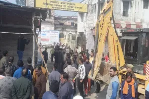 मुरादाबाद : टाउनहॉल क्षेत्र में जेसीबी लेकर पहुंची नगर निगम की टीम, हटवा रही अतिक्रमण...दुकानदारों में मची अफरा-तफरी