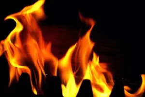 Hathras: हाथरस में पॉलिथीन फैक्ट्री में आग लगने से एक की मौत, दो गंभीर रूप से झुलसे