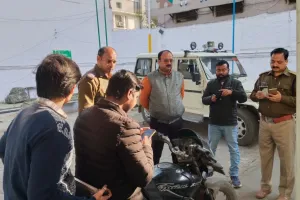  पेट्रोल पंप पर बिना हेलमेट पेट्रोल लेने आए 72 के चालान: कानपुर DM ने संचालकों को कैमरे चालू रखने और होर्डिंग लगाने को कहा...