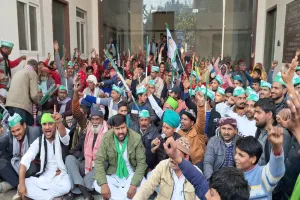 बरेली: सड़क नहीं बनी तो किसानों ने ट्रैक्टर ट्रॉली समेत नगर निगम में डाला डेरा 