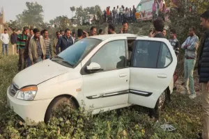 Gonda News : खाई में गिरी अनियंत्रित कार, पांच घायल 