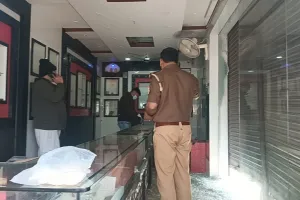 Bahraich News : ज्वलैरी शोरुम समेत दो दुकानों से लाखों की चोरी, जांच में जुटी पुलिस