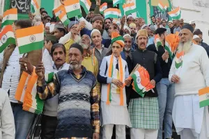 Sambhal : जामा मस्जिद पर दिखा देशभक्ति का रंग, हाथों में तिरंगे लेकर लगाए नारे 