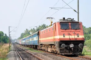 लखीमपुर खीरी: ट्रेन टकराकर दो सौ मीटर घिसटी बाइक, चालक की मौत