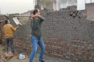  मुरादाबाद : तहसीलदार ने खुद ही फावड़ा लेकर हटाया अवैध कब्जा, वीडियो वायरल 