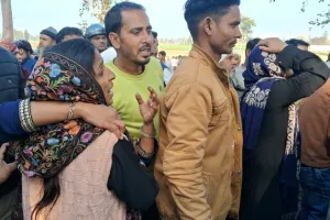 मुरादाबाद: सड़क हादसे में पत्नी और बेटी की दर्दनाक मौत, पति गंभीर घायल 