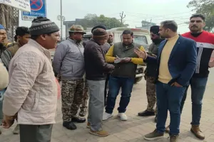 मुरादाबाद : नगर निगम की टीम ने फुटपाथ व बाजार से हटवाया अतिक्रमण, चालान काटकर वसूला जुर्माना