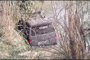 kannauj news : बाइक में टक्कर मारते हुए नहर में घुसी कार 