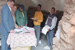 शाहजहांपुर: परीक्षा सर पर आ जाएगी तब उत्तर पुस्तिकाएं उठवाएंगे प्रधानाचार्य जी...?