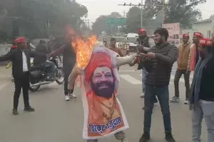 शाहजहांपुर: मुलायम सिंह पर अमर्यादित टिप्पणी से भड़के सपाई, पुतला फूंक कर जताया गुस्सा