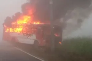 फतेहपुर में शार्ट सर्किट में बस में लगी भीषण आग: चालक व खलासी ने कूदकर बचाई जान...कोहरा होने के कारण सवारियां मौजूद नहीं थी
