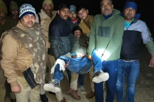 फतेहपुर में फरार चल रहे अपराधी की पुलिस से मुठभेड़: एक के पैर में लगी गोली, साथी चकमा देकर हो गया फरार