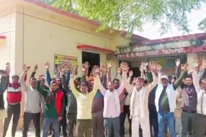 फतेहपुर में बिजली कटौती से परेशान उपभोक्ता: पावर हाउस का घेराव कर जमकर किया हंगामा, विद्युत विभाग पर लगाए ये आरोप