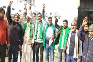 संभल : लेखपाल द्वारा रिश्वत लेकर फेंकने के मामले में भाकियू टिकैत ने उठाई कार्रवाई की मांग, SDM कार्यालय पर किया प्रदर्शन