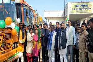 मुरादाबाद : महाकुंभ के लिए बसों का पहला बेड़ा रवाना, दिखाई हरी झंडी