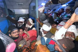 बरेली: महाकुंभ का पुण्य कमाने से पहले ट्रेनों में जद्दोजहद, भीड़ और लेटलतीफी से परेशान श्रद्धालु