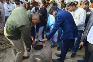 संभल: अमरपति खेड़ा पहुंचे डीएम एसपी ने देखा मिट्टी का घड़ा और इंसानी हड्डियां