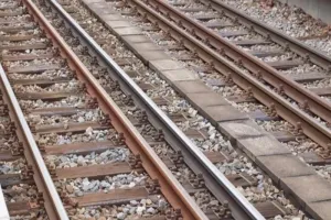 सुलतानपुर में टूटी दिखी रेल की पटरी, अधिकारियों ने मौके पर पहुंचकर कराई मरम्मत 