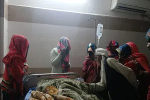 कासगंज: भरभराकर जमींदोज हुआ ईटों से बना लेंटर, दबकर तीन लोग घायल