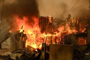 America: लॉस एंजिल्स में लगी भीषण आग में आठ हजार एकड़ क्षेत्र जलकर हुआ नष्ट, 28 लोगों की मौत 