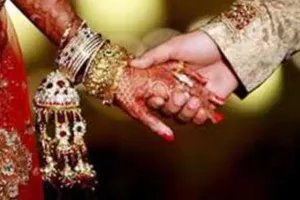 बेटी के शादी से पहले दामाद के साथ फरार हुई सास, 2.5 लाख कैश और ज्वेलरी लेकर गायब