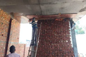 संभल : सत्यव्रत्त पुलिस चौकी का लिंटर खुला, बन रही पहली मंजिल