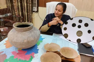संभल: एएसआई को मिले ऐतिहासिक सिक्के और प्राचीन मिट्टी के बर्तन