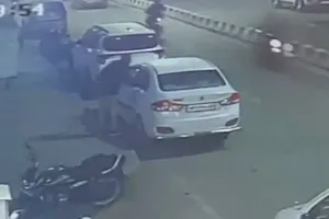  अयोध्या : लेखपाल की कार का शीशा तोड़ दस्तावेज व नकदी चोरी