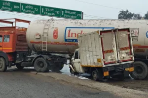 कानपुर के सचेंडी में गैस टैंकर में पिकअप की भिड़ंत...रिसाव से गैस लीकेज होने लगी, लगा जाम