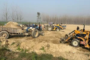 Bareilly: अवैध खनन पर छापेमारी से खलबली, 4 ट्रैक्टर-ट्रॉली और 2 लोडर जब्त