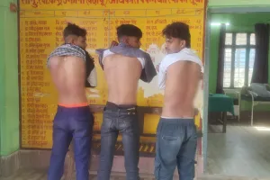 बदायूं : बाइक टच होने पर तीन युवकों को मुर्गा बनाकर पीटा