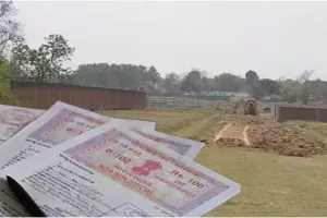 एक से पांच लाख लेकर दूसरे को साढ़े 7 लाख में बेच दी जमीन