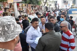 बरेली: जिला अस्पताल रोड पर हटाया अतिक्रमण, सामान जब्त करने पर भड़के दुकानदार, जमकर नोकझोंक