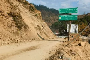 क्वारब में दरकती पहाड़ी के खतरे के बीच वाहनों का संचालन