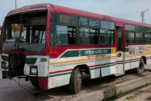 बदायूं: रोडवेज बस और ट्रैक्टर-ट्रॉली भिड़ंत, 17 घायल