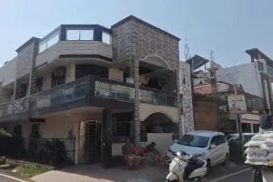 Bareilly: टैक्स चोरी?  रामसेवक के घर फिर पहुंची आयकर की टीम, मकान की सील तोड़कर कर रही पूछताछ