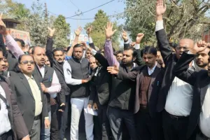 शाहजहांपुर: प्रस्तावित अधिवक्ता अधिनियम लागू किए जाने के विरोध में वकीलों का प्रदर्शन, ज्ञापन सौंपा