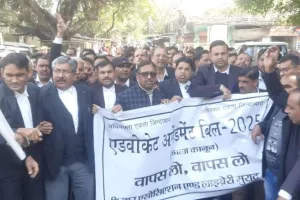 मुरादाबाद: काली पट्टी बांधकर अधिवक्ताओं ने किया एडवोकेट अमेंडमेंट एक्ट का विरोध, जिलाधिकारी को सौंपा ज्ञापन 