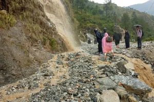 पहाड़ों में हुई झमाझम बारिश, मैदान में छाए बादल   