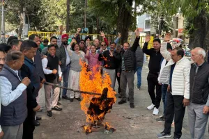 पहाड़ियों पर दिए विवादित बयान, मंत्री प्रेमचंद का फूंका पुतला 