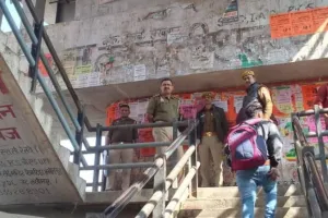  लखीमपुर खीरी: ओवरब्रिज की सीढ़ियों पर मिला महिला का शव, मचा हड़कंप 