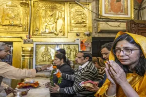 दिल्ली: स्वाति मालीवाल ने हनुमान मंदिर में की पूजा-अर्चना, कहा- आज भगवान के आशीर्वाद से हम जिंदा हैं