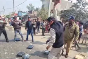 किच्छा विधायक ने हाइवे पर तोड़े स्मार्ट मीटर    