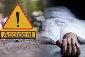 Bareilly: ट्रक ने मारी ई-रिक्शा को टक्कर, चालक की दर्दनाक मौत