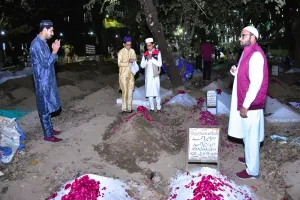 मुरादाबाद : शब-ए-बरात...मस्जिदों में की इबादत, गुनाहों से मांगी माफी....अपनों की कब्रों पर जाकर पढ़ी फातिहा