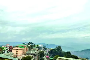 अल्मोड़ा में घने बादलों ने बढाई ठिठुरन