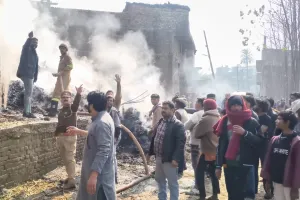 रामपुर : शरारती तत्व ने चटाई के गोदाम में लगाई आग, 8 लाख का नुकसान